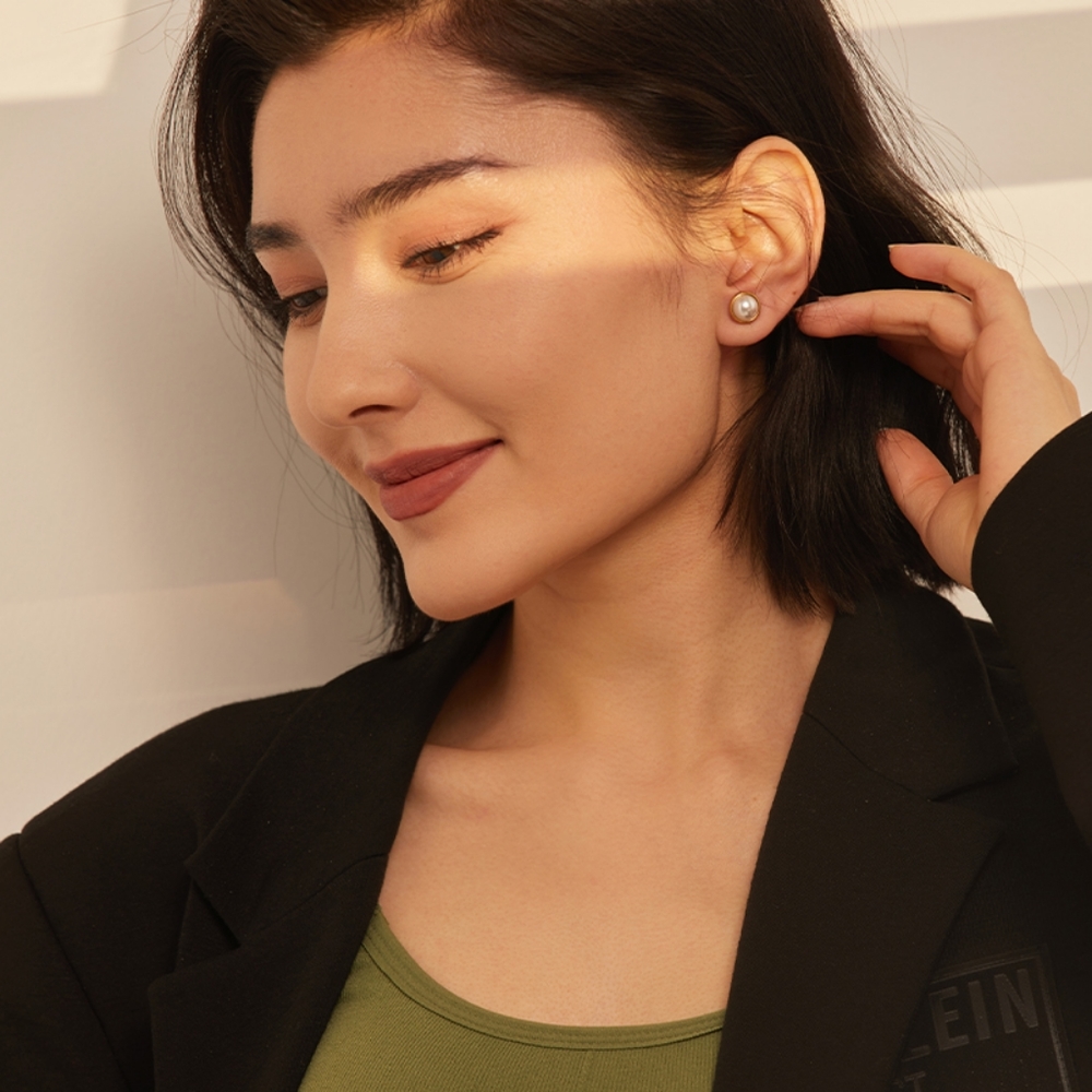 Trendy Screw-Back Pearl Stud Earrings - Picture 4 of 4